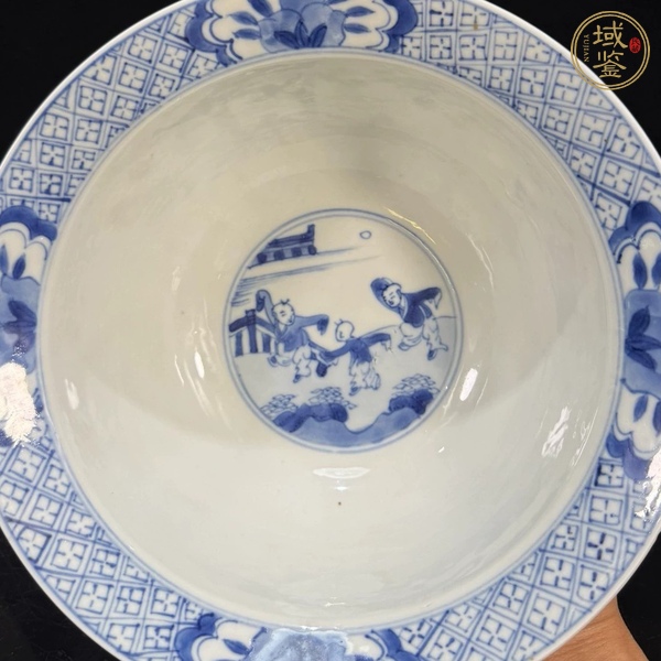 古玩陶瓷仕女嬰戲紋青花折沿碗真品鑒賞圖