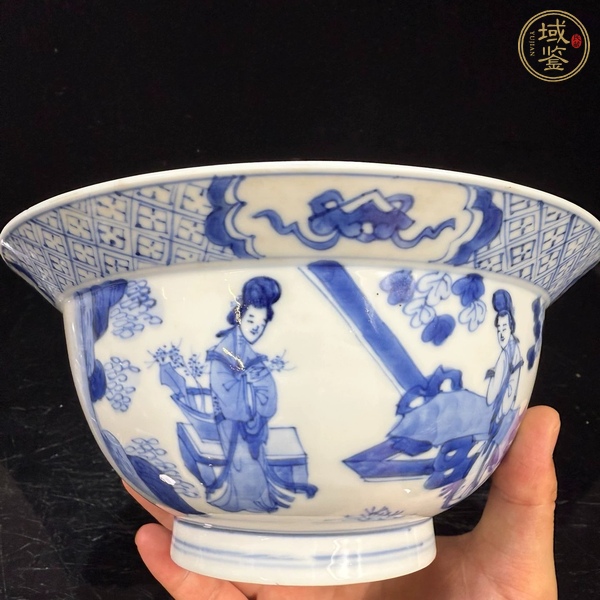 古玩陶瓷仕女嬰戲紋青花折沿碗真品鑒賞圖