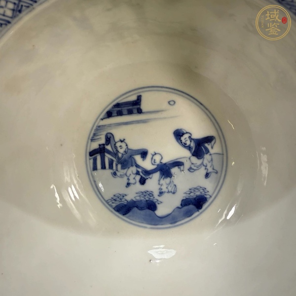 古玩陶瓷仕女嬰戲紋青花折沿碗真品鑒賞圖