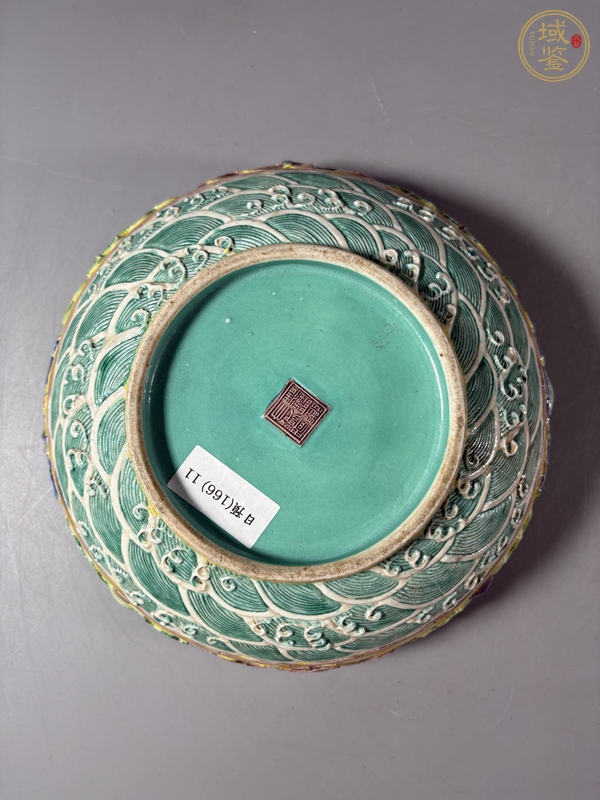 古玩陶瓷黃地素三彩貼塑八寶紋蓋盒真品鑒賞圖