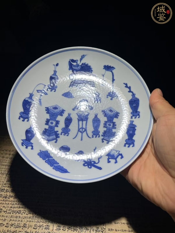 古玩陶瓷博古圖青花盤(pán)真品鑒賞圖