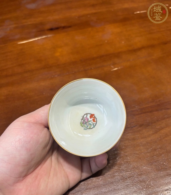 古玩陶瓷花卉紋粉彩杯真品鑒賞圖