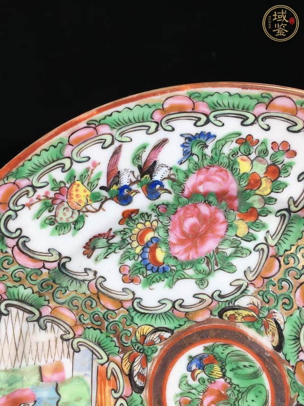 古玩陶瓷人物花鳥蝶紋廣彩盤真品鑒賞圖