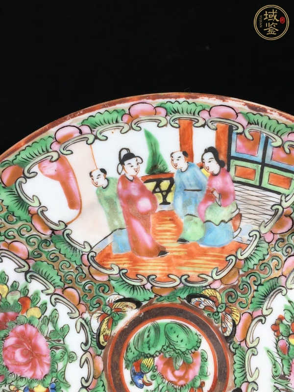 古玩陶瓷人物花鳥蝶紋廣彩盤真品鑒賞圖