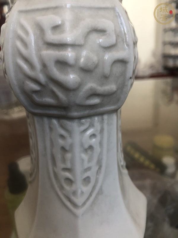 古玩陶瓷白釉蕉葉紋花觚真品鑒賞圖