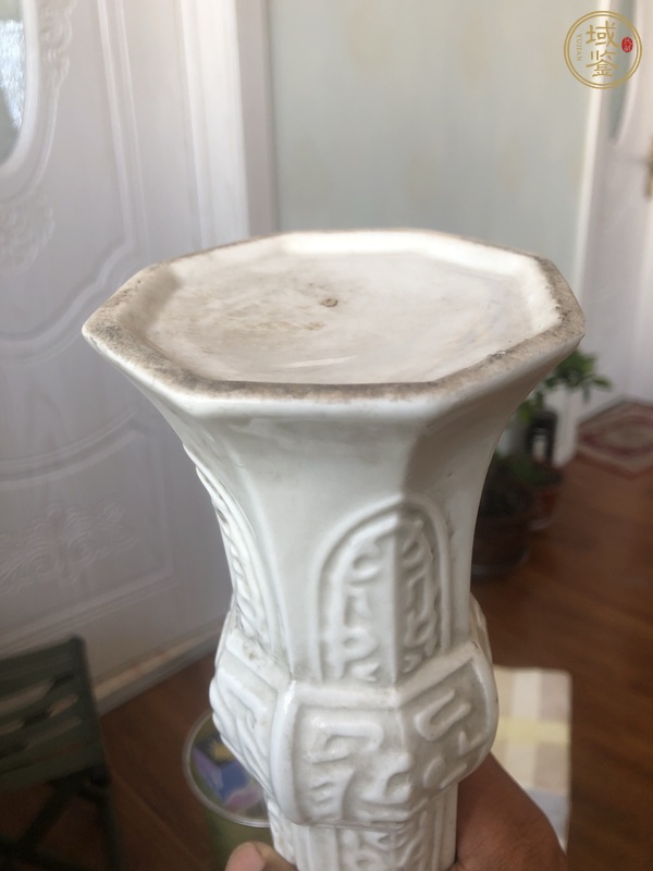 古玩陶瓷白釉蕉葉紋花觚真品鑒賞圖