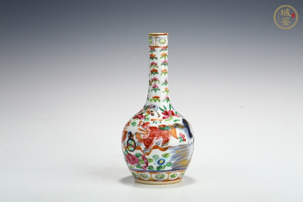古玩清中晚·廣彩獅子繡球花蝶紋長(zhǎng)頸瓶真品鑒賞圖