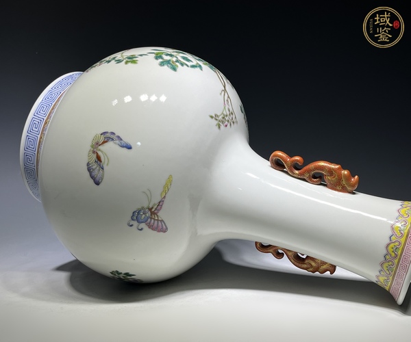 古玩陶瓷花蝶紋粉彩瓶真品鑒賞圖