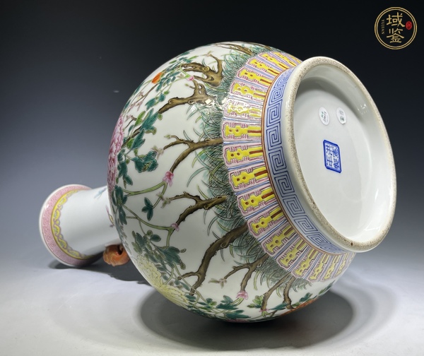 古玩陶瓷花蝶紋粉彩瓶真品鑒賞圖