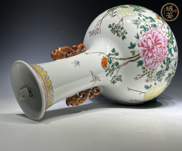 古玩陶瓷花蝶紋粉彩瓶真品鑒賞圖