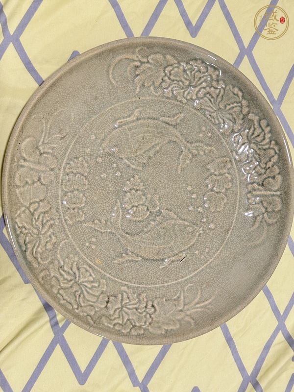 古玩陶瓷魚藻紋青釉盤真品鑒賞圖