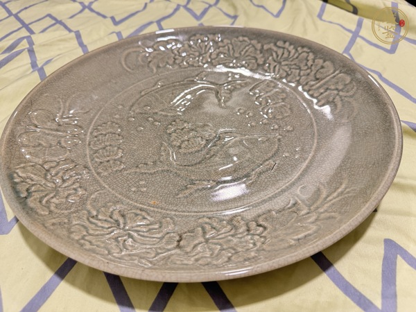 古玩陶瓷魚藻紋青釉盤真品鑒賞圖