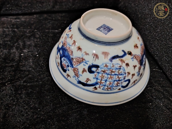 古玩陶瓷青花釉里紅獅子繡球圖折沿碗真品鑒賞圖