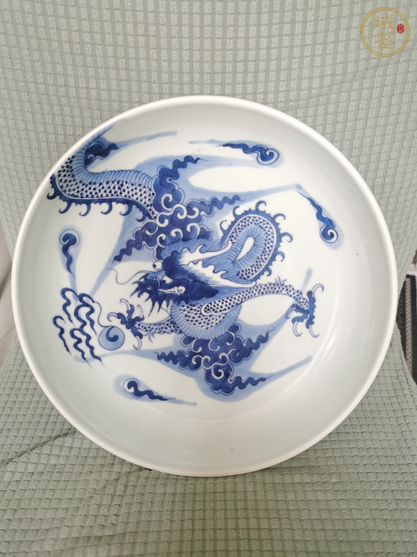 古玩陶瓷過墻龍紋青花盤真品鑒賞圖