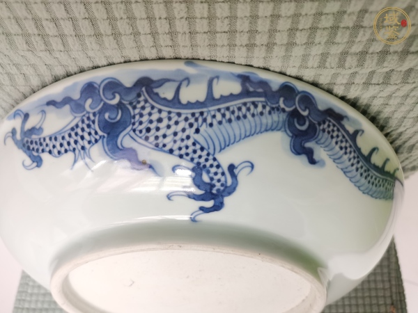 古玩陶瓷過墻龍紋青花盤真品鑒賞圖