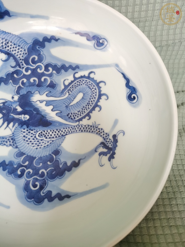 古玩陶瓷過墻龍紋青花盤真品鑒賞圖