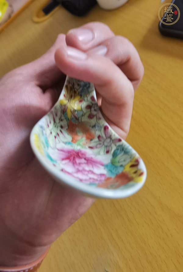 古玩陶瓷粉彩花卉紋調羹真品鑒賞圖