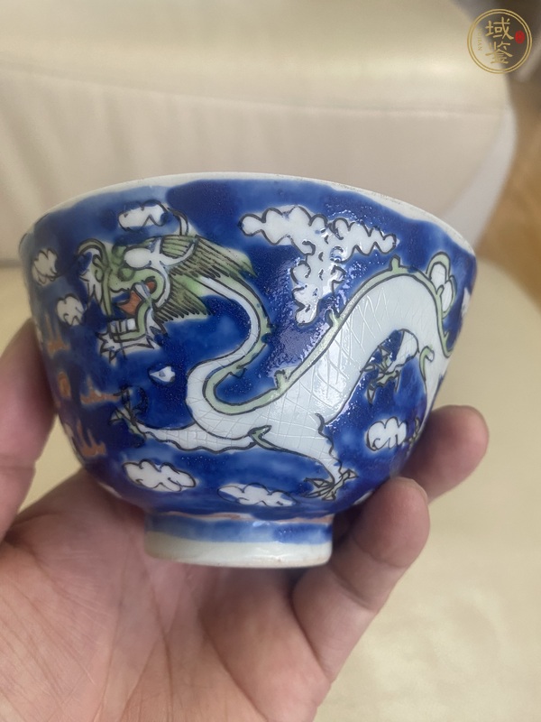 古玩陶瓷藍地粉彩雙龍戲珠紋蓋碗真品鑒賞圖