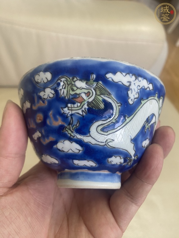 古玩陶瓷藍地粉彩雙龍戲珠紋蓋碗真品鑒賞圖