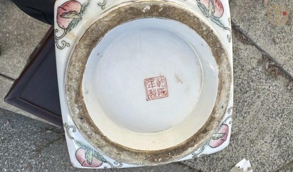 古玩陶瓷創匯期 粉彩人物琮瓶真品鑒賞圖