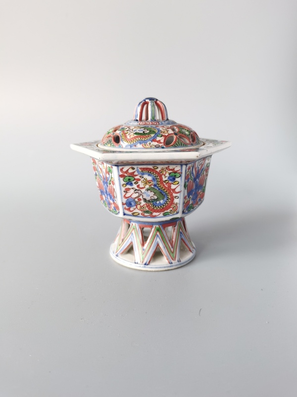 古玩轉(zhuǎn)賣晚清民國(guó)青花五彩龍鳳呈祥薰?fàn)t拍賣,當(dāng)前價(jià)格386元