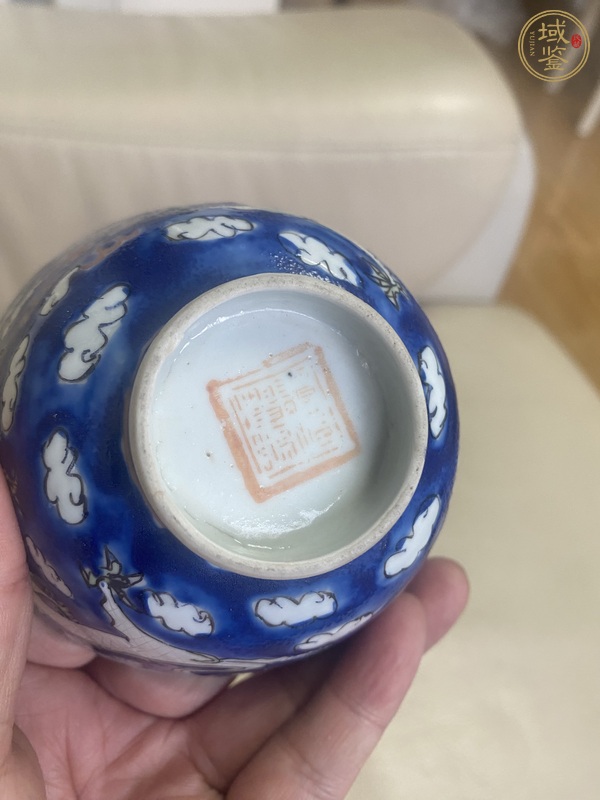 古玩陶瓷藍地粉彩龍紋蓋碗真品鑒賞圖