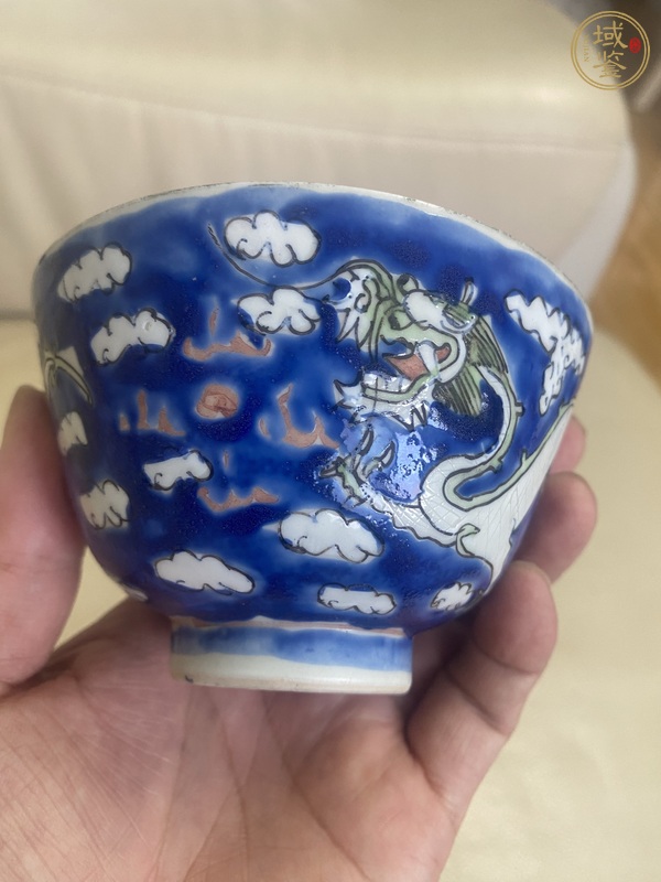 古玩陶瓷藍地粉彩龍紋蓋碗真品鑒賞圖