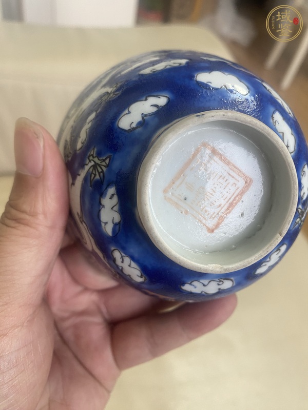 古玩陶瓷藍地粉彩龍紋蓋碗真品鑒賞圖