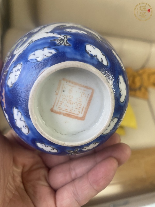 古玩陶瓷藍地粉彩龍紋蓋碗真品鑒賞圖
