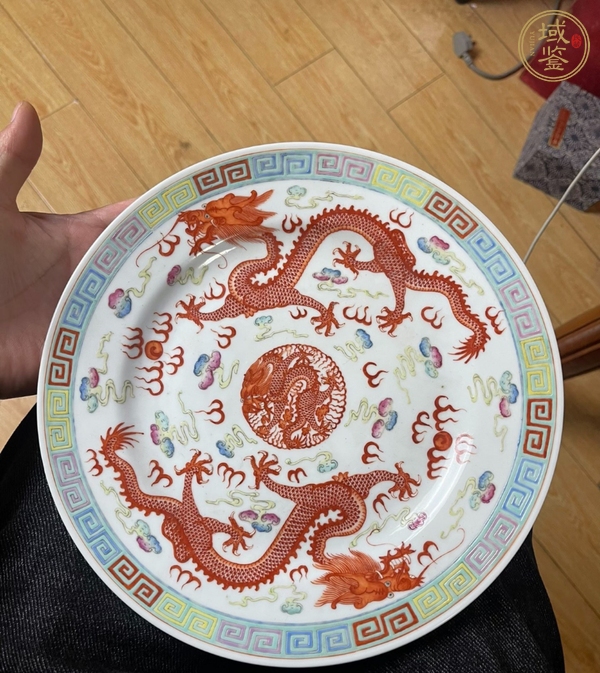 古玩陶瓷趕珠龍紋粉彩盤真品鑒賞圖