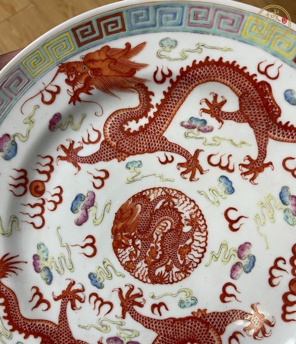 古玩陶瓷趕珠龍紋粉彩盤真品鑒賞圖