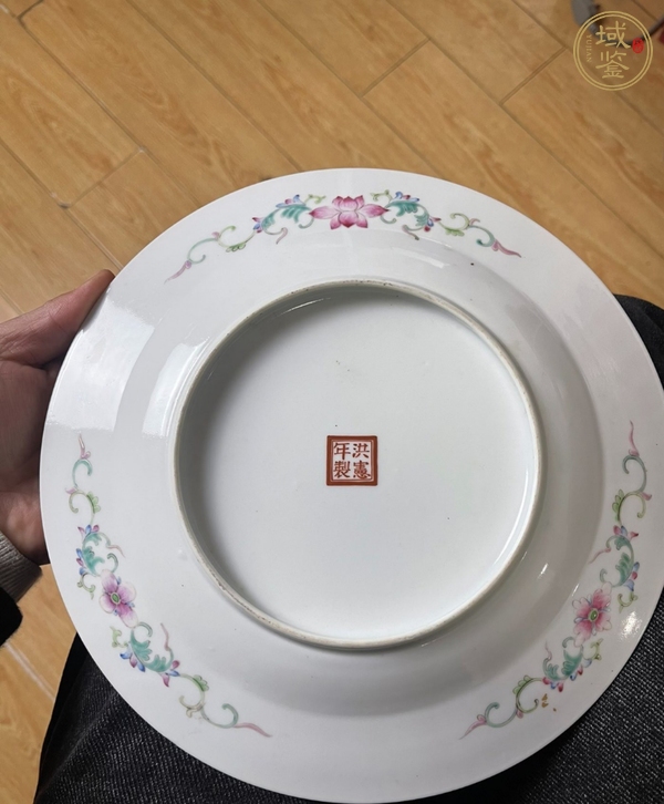 古玩陶瓷趕珠龍紋粉彩盤真品鑒賞圖