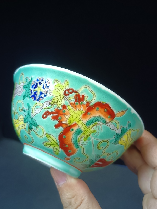 古玩轉(zhuǎn)賣(全美品)民國(guó)時(shí)期松石綠地粉彩瓜蝶紋碗口徑11.2cm拍賣,當(dāng)前價(jià)格386元