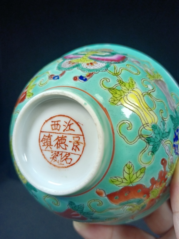 古玩陶瓷(全美品)民國時期松石綠地粉彩瓜蝶紋碗口徑11.2cm拍賣,當前價格990元