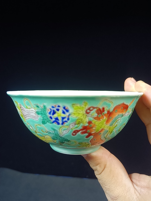 古玩陶瓷(全美品)民國時期松石綠地粉彩瓜蝶紋碗口徑11.2cm拍賣,當前價格990元