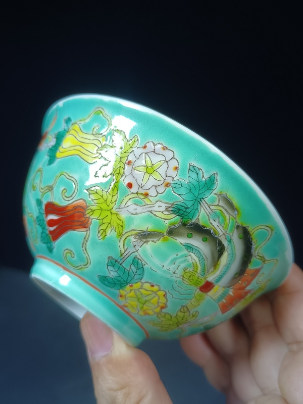 古玩陶瓷(全美品)民國時期松石綠地粉彩瓜蝶紋碗口徑11.2cm拍賣,當前價格990元