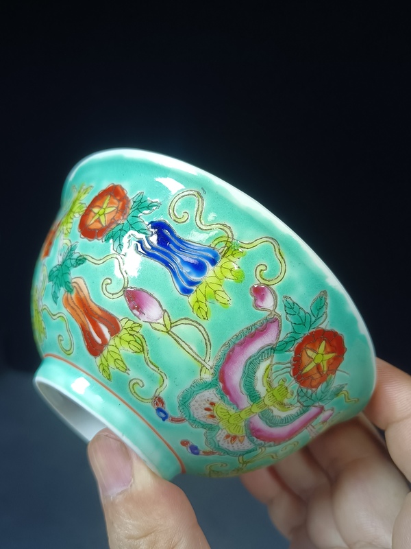 古玩陶瓷(全美品)民國時期松石綠地粉彩瓜蝶紋碗口徑11.2cm拍賣,當前價格990元
