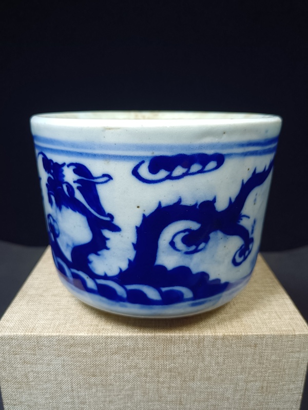 古玩轉(zhuǎn)賣(全品)清晚期青花二龍戲珠筒子香爐直徑12.5cm拍賣,當(dāng)前價(jià)格386元