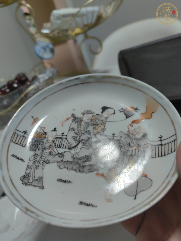 古玩陶瓷墨彩加礬紅人物臥盤真品鑒賞圖