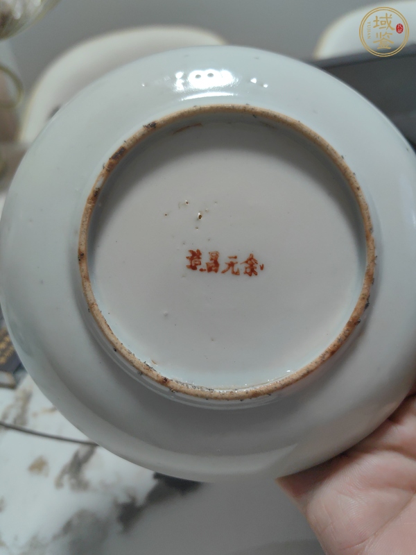 古玩陶瓷墨彩加礬紅人物臥盤真品鑒賞圖