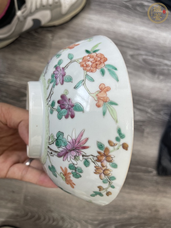 古玩陶瓷粉彩花卉紋碗真品鑒賞圖