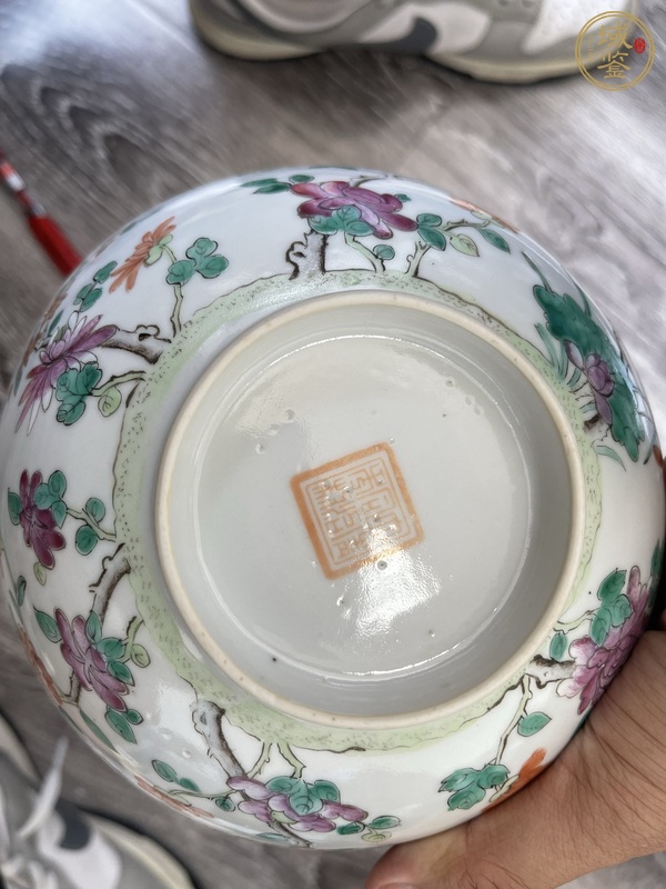 古玩陶瓷粉彩花卉紋碗真品鑒賞圖