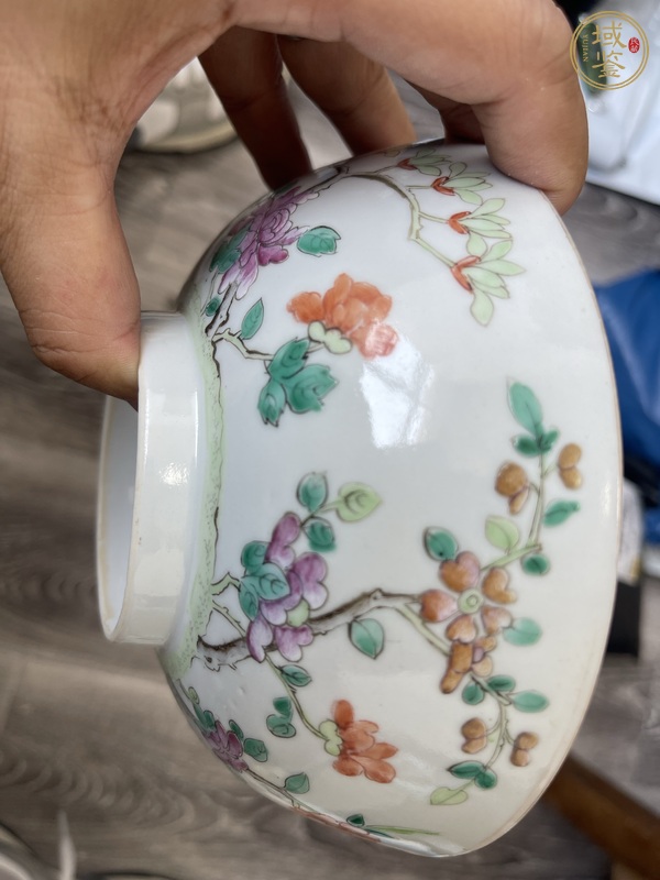 古玩陶瓷粉彩花卉紋碗真品鑒賞圖