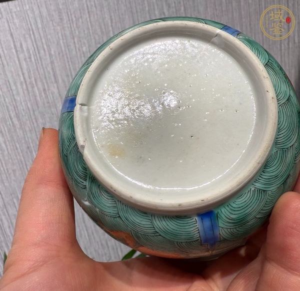 古玩魚龍變化粉彩執杯真品鑒賞圖