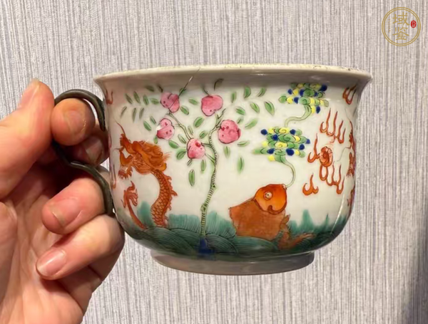 古玩陶瓷魚龍變化粉彩執杯真品鑒賞圖