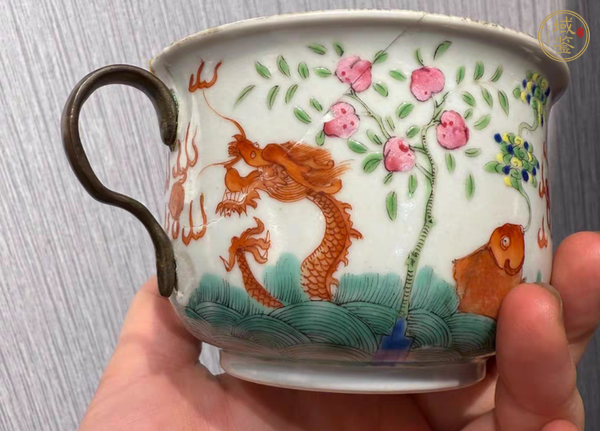 古玩陶瓷魚龍變化粉彩執杯真品鑒賞圖