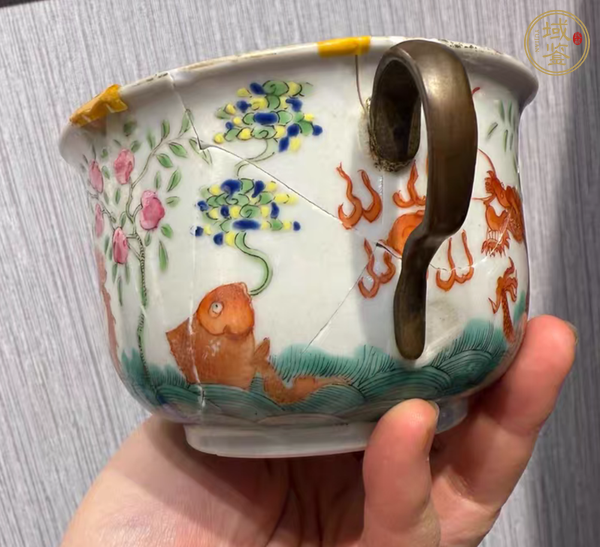 古玩陶瓷魚龍變化粉彩執杯真品鑒賞圖