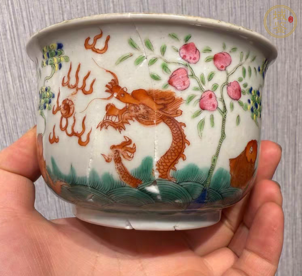 古玩陶瓷魚龍變化粉彩執杯真品鑒賞圖