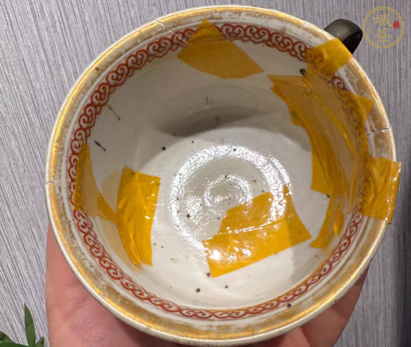 古玩陶瓷魚龍變化粉彩執杯真品鑒賞圖