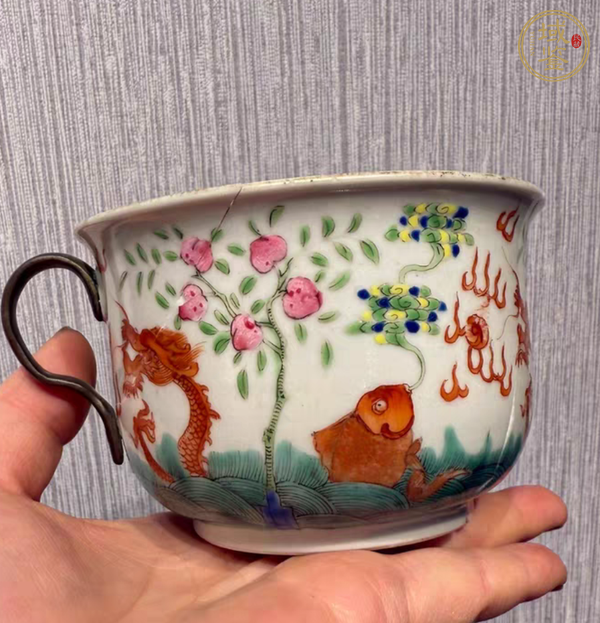 古玩陶瓷魚龍變化粉彩執杯真品鑒賞圖